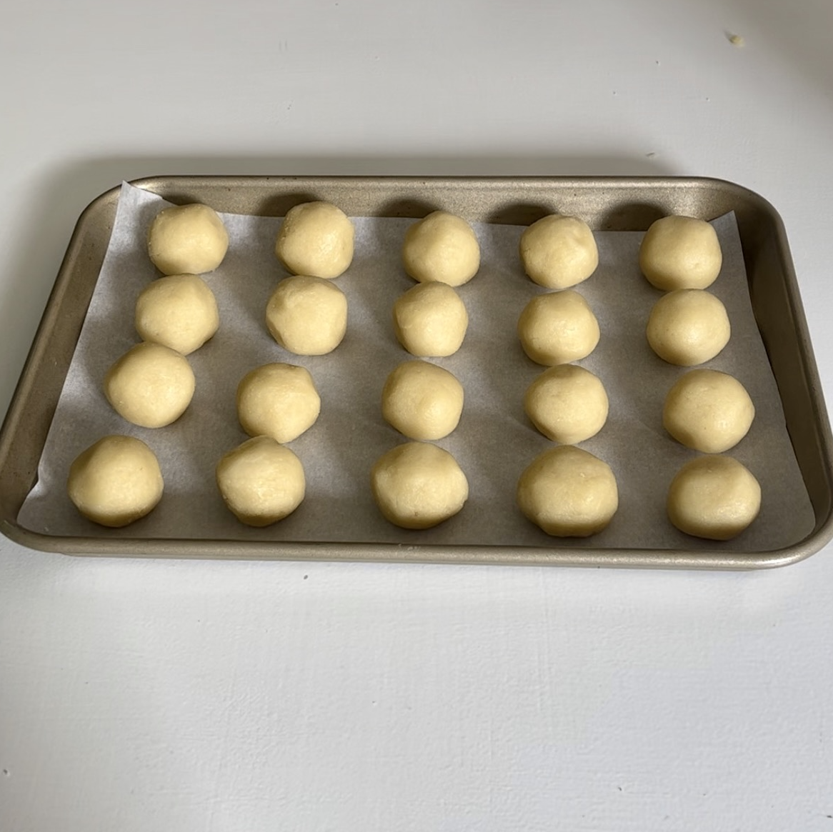 cake pops rolled into balls on baking sheet